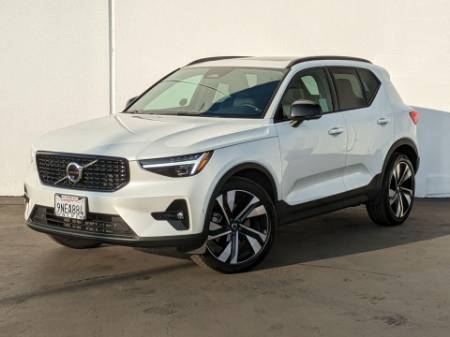 2024 Volvo XC40 B5 Ultimate Dark Theme