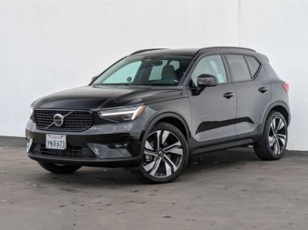 2025 Volvo XC40 B5 Plus Dark Theme