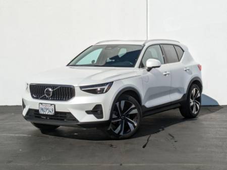 2025 Volvo XC40 B5 Plus Bright Theme