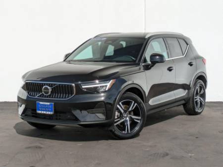 2025 Volvo XC40 B5 Core Bright Theme