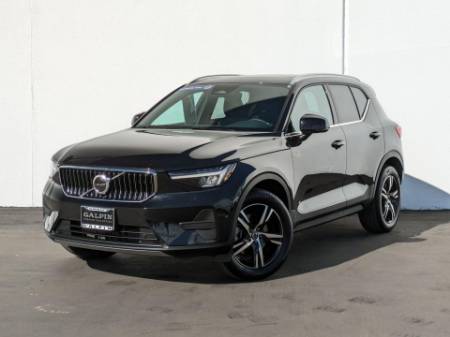 2025 Volvo XC40 B5 Core Bright Theme