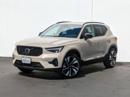 2025 Volvo XC40 B5 Plus Dark Theme