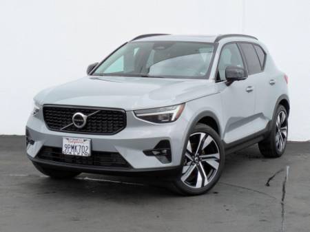 2025 Volvo XC40 B5 Plus Dark Theme