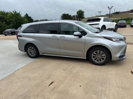 2022 Toyota Sienna LE