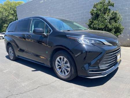 2022 Toyota Sienna LE