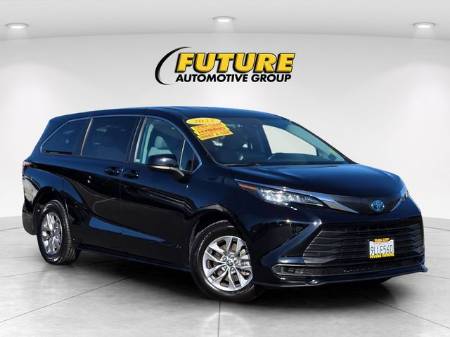2022 Toyota Sienna LE