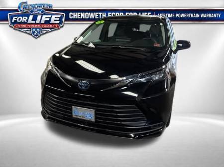 2025 Toyota Sienna LE